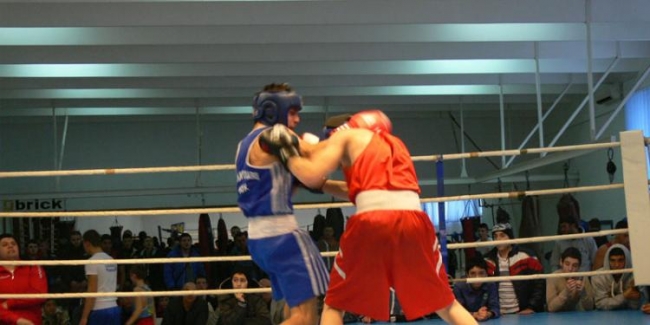 BRONZ PENTRU MARIAN DĂNILĂ ŞI MARIAN RADU LA NAŢIONALELE DE BOX PENTRU CADEŢI